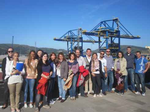 Futuros profesionales portuarios visitan Puerto de Ferrol